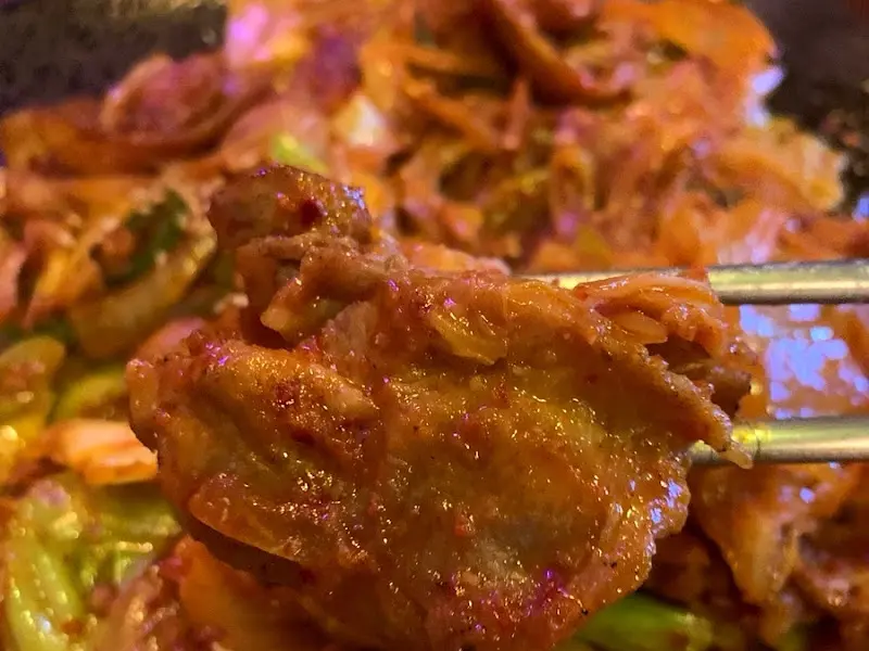 매콤한 닭발 한 입