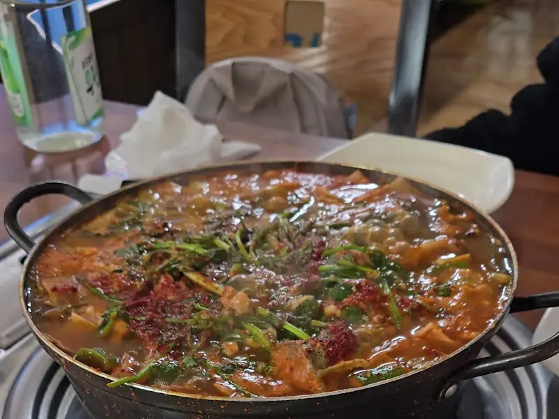 맛있게 끓고 있는 메기매운탕