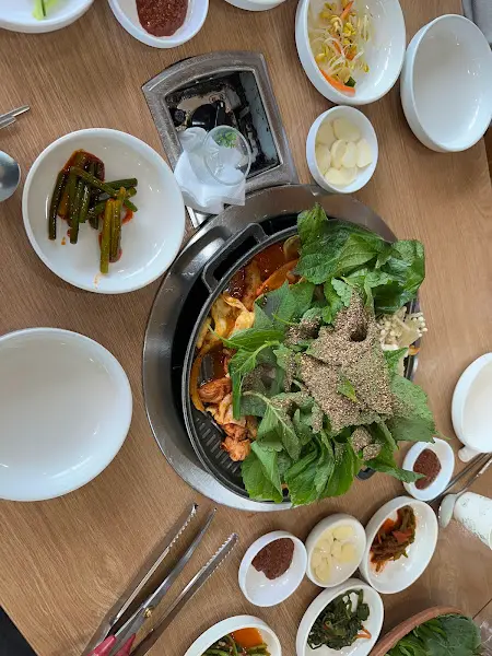 다채로운 반찬들이 놓여진 테이블