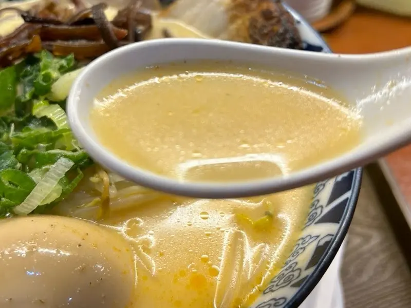 숟가락으로 떠올린 라멘 국물