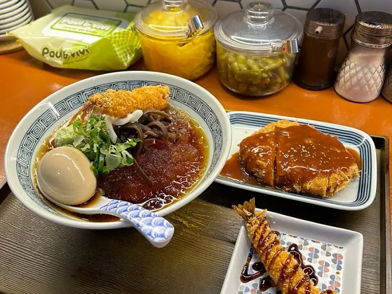 테이블 위에 놓인 라멘과 돈카츠, 새우튀김