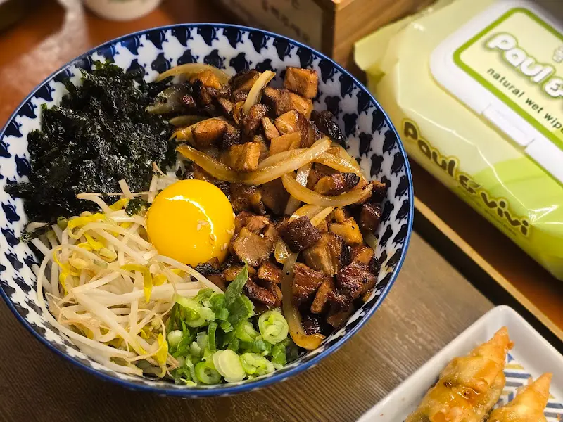 고기와 채소가 듬뿍 올려진 덮밥