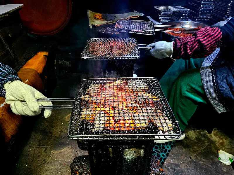 연탄불에 석쇠구이를 굽는 모습