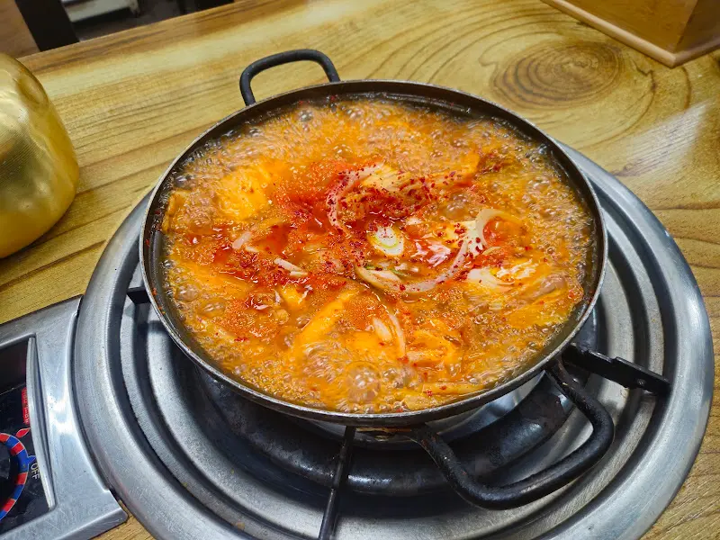 보글보글 끓는 김치찌개