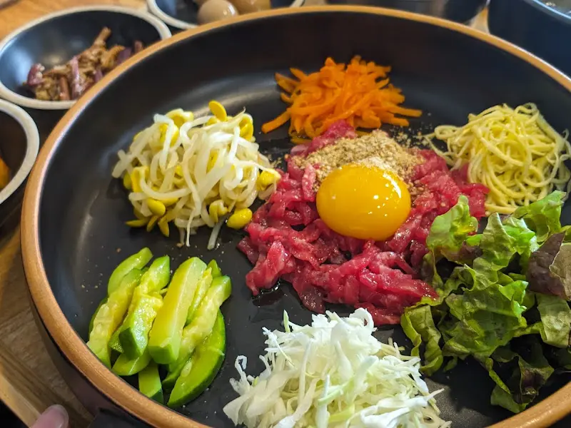 육회비빔밥 근접샷