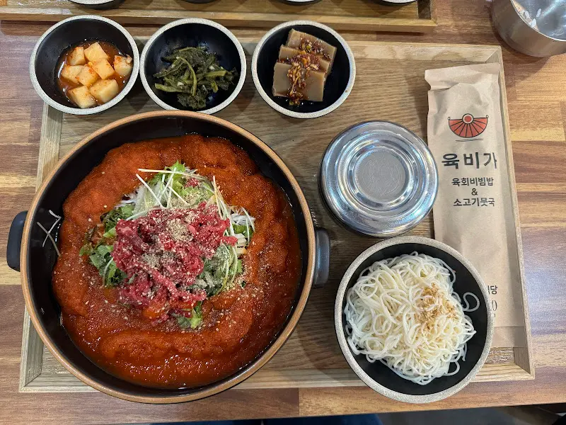 육회비빔밥과 반찬