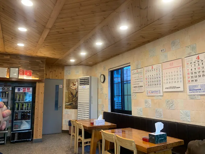 식당 내부 테이블