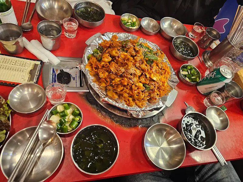 푸짐한 밑반찬과 곱창