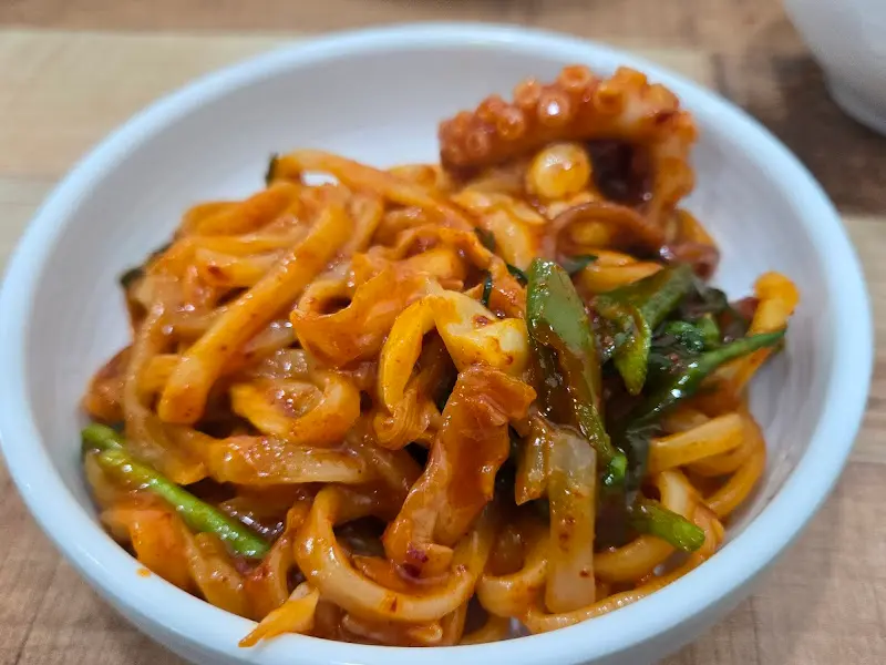 윤기가 자르르 흐르는 낙지볶음