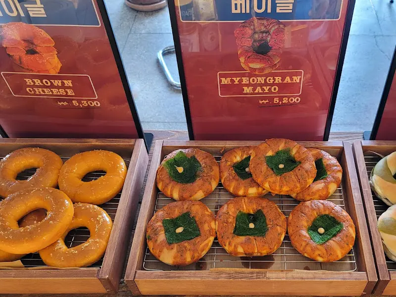 쇼케이스 안의 다양한 베이글