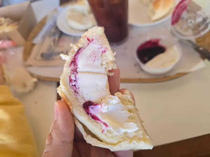 베이글 샌드위치와 음료