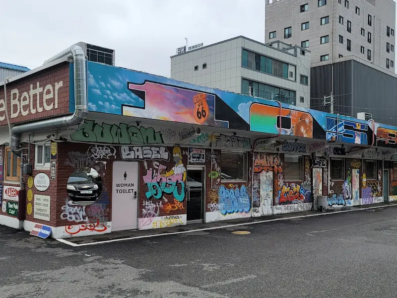 건물 옆면의 그래피티 아트