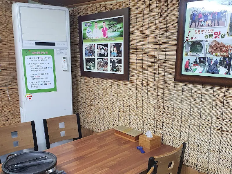 벽에 걸린 사진들