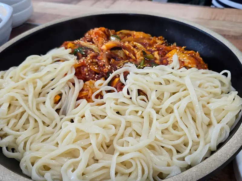 푸짐한 낙지볶음과 소면의 조화