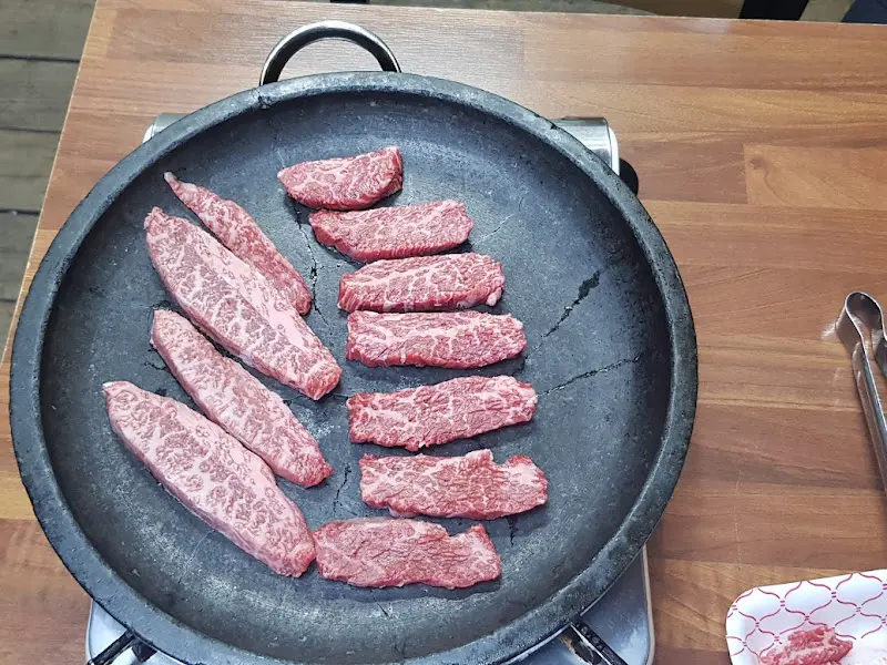 소고기를 굽는 모습