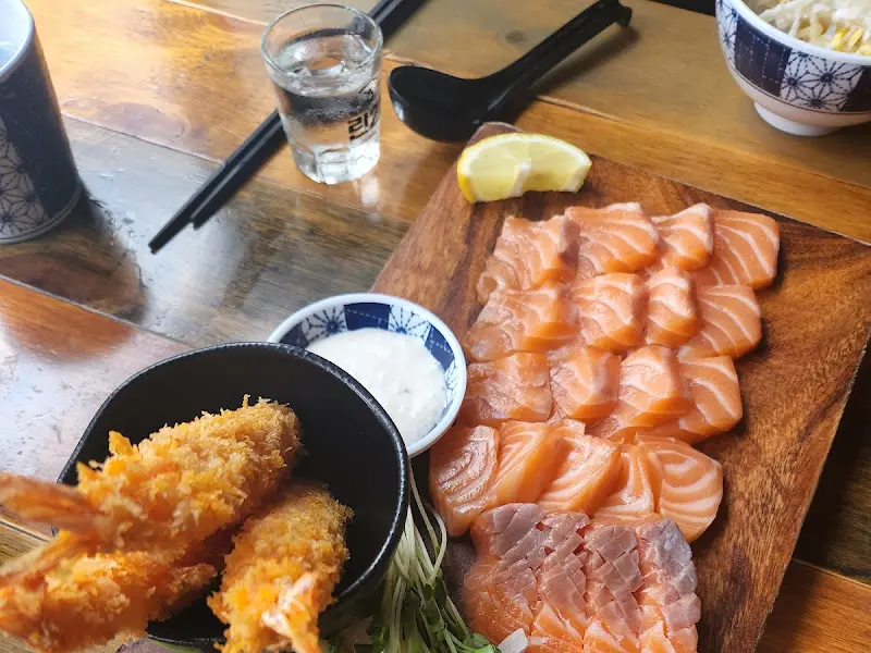 윤기가 흐르는 연어 사시미