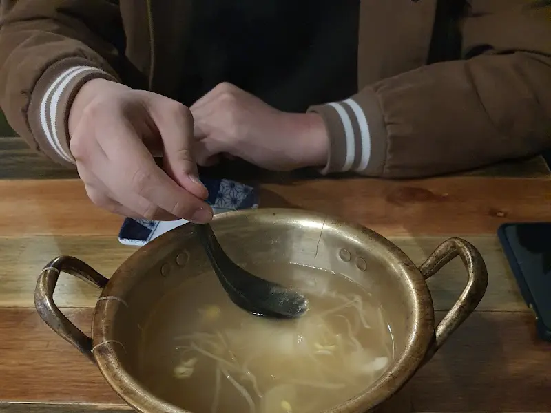 콩나물국을 먹는 모습