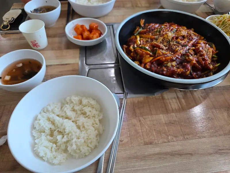 푸짐하게 차려진 낙지볶음 한 상 차림