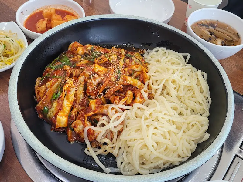 낙지볶음과 칼국수의 조화