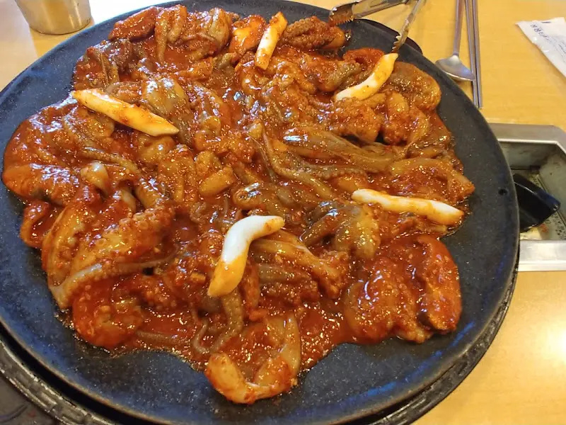 빨갛게 볶아진 쭈꾸미