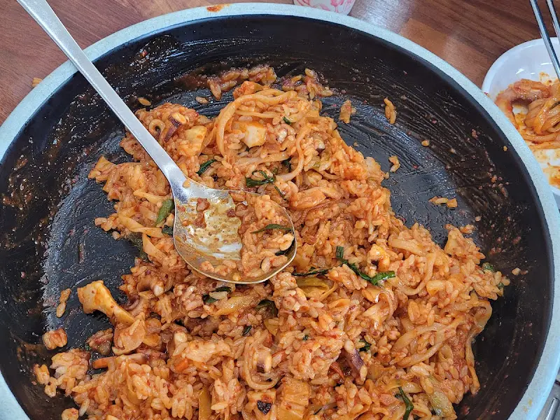 낙지볶음에 밥을 비벼 먹는 모습