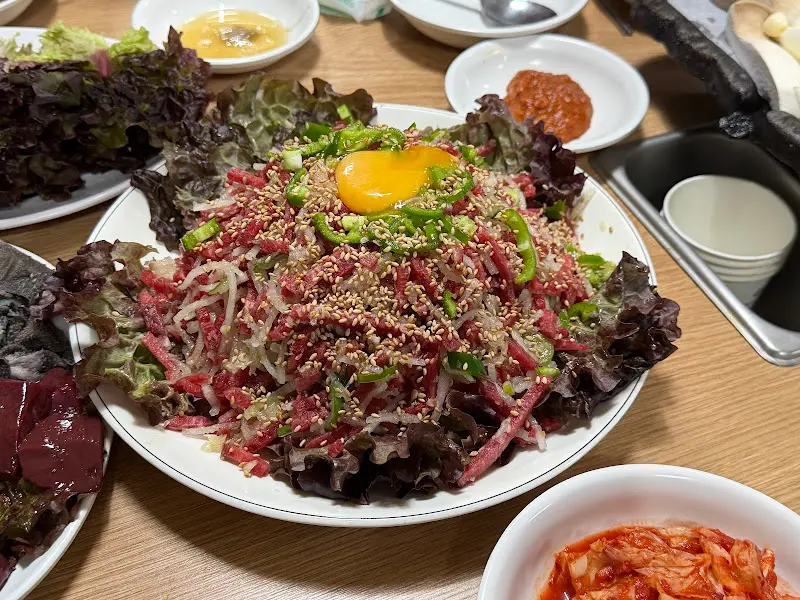 푸짐한 육회 한 접시