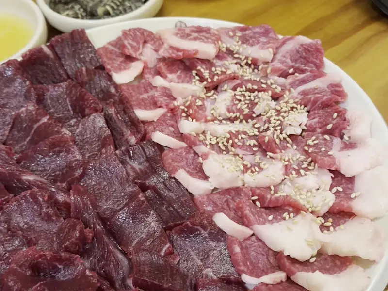 뭉티기와 특제 양념장의 조화