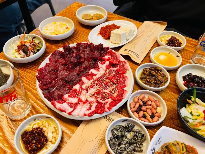 다양한 밑반찬과 메인 메뉴의 조화