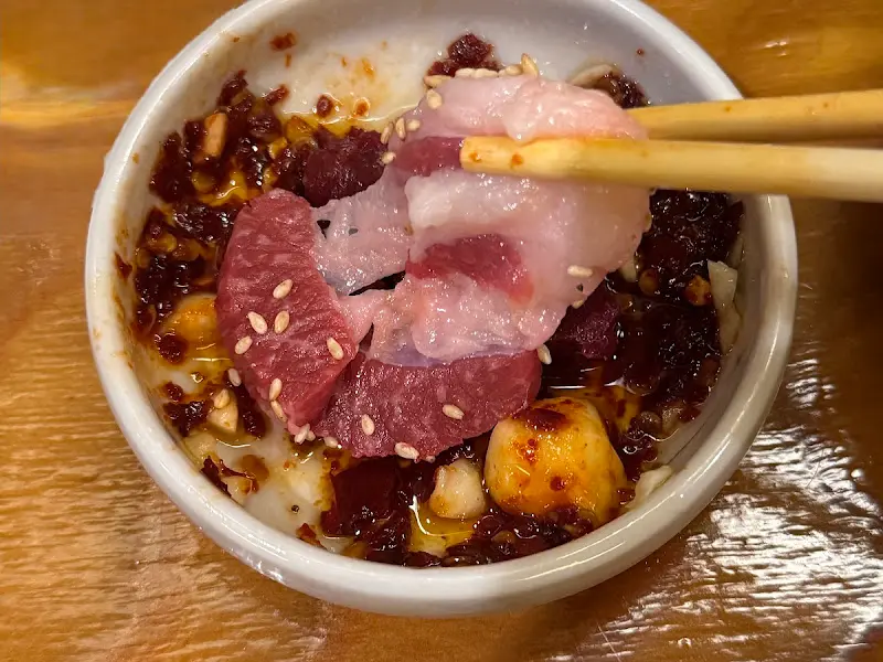 특제 소스에 찍은 뭉티기의 모습