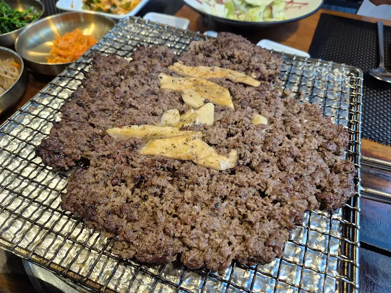철판 위에 놓인 언양식 석쇠불고기