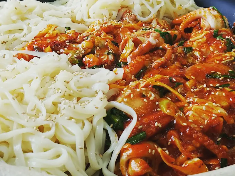 매콤한 낙지볶음과 쫄깃한 면발의 조화