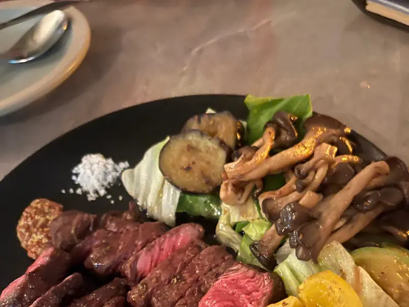 미디엄 레어로 구워진 살치살 스테이크