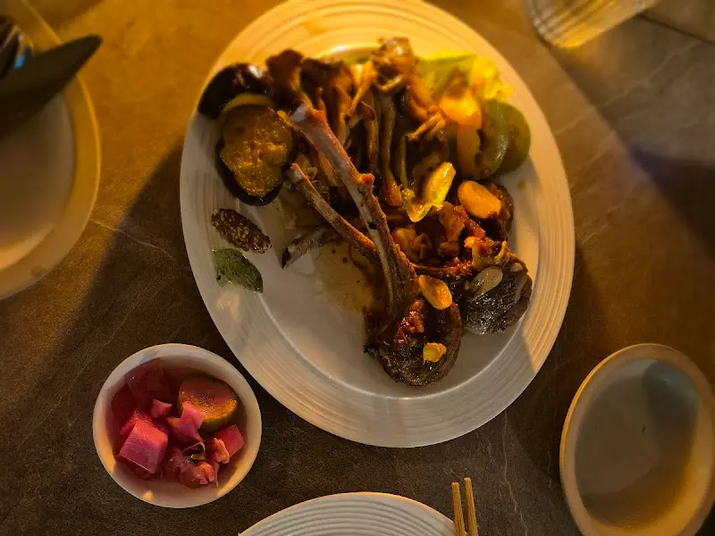 양갈비 스테이크와 곁들임 채소