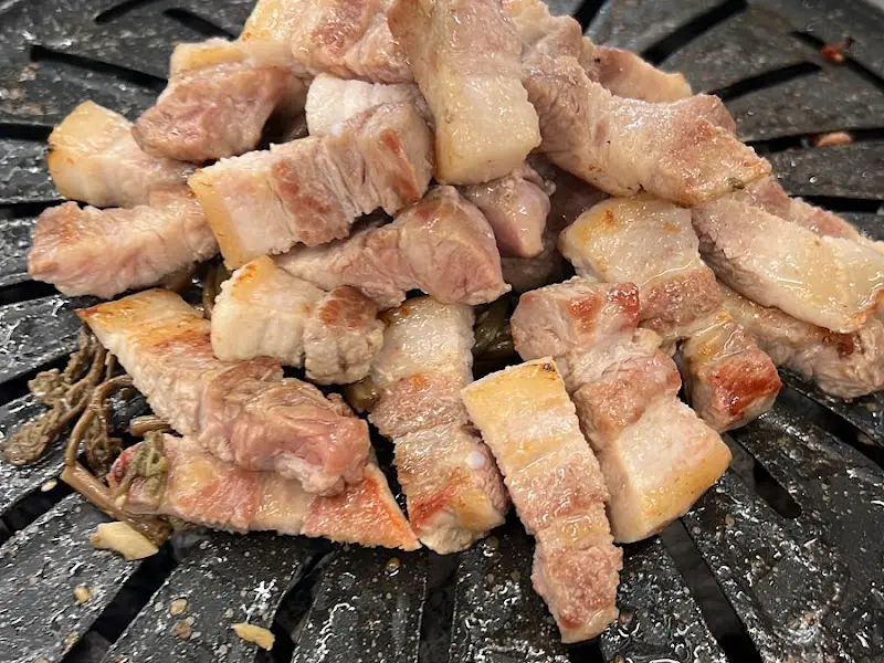 숯불 위에서 맛있게 익어가는 돼지고기