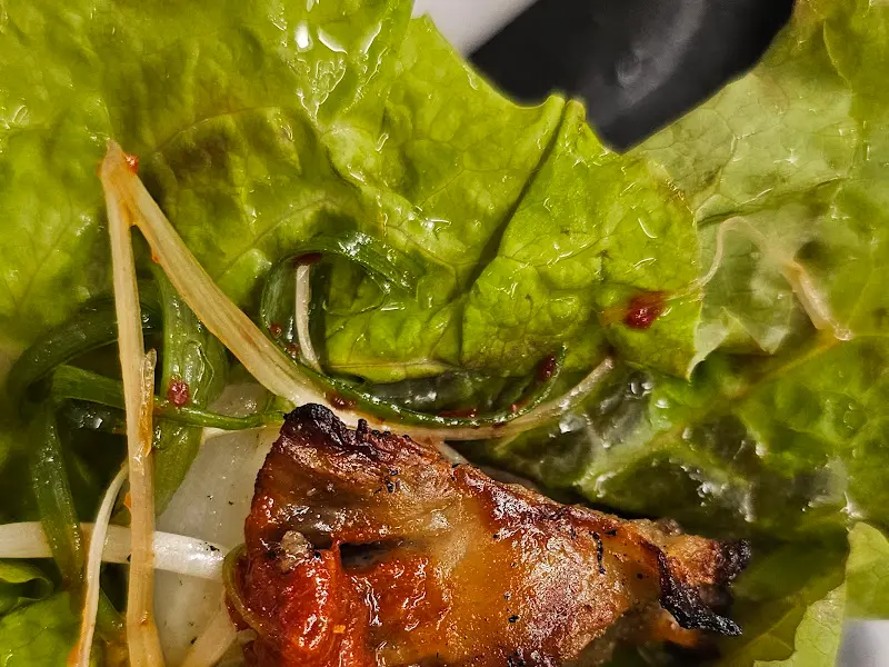 쌈 채소에 싸 먹는 흑돼지