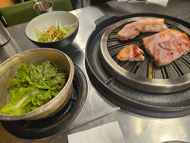 흑돼지 구이와 쌈 채소