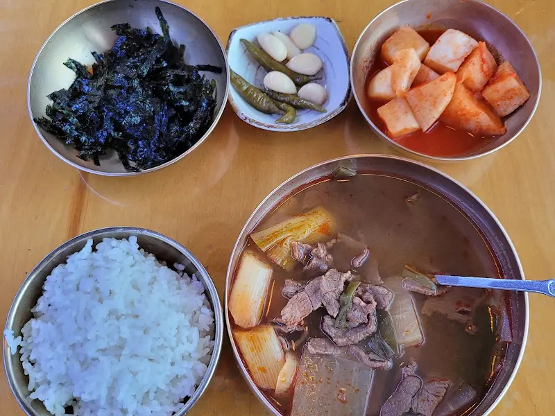 정갈하게 차려진 한 상