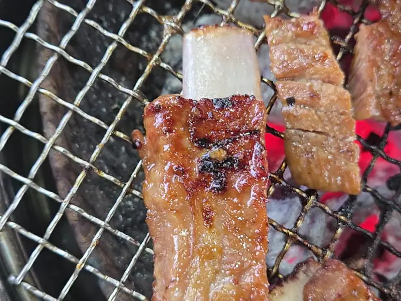 숯불 위에서 맛있게 익어가는 양념갈비