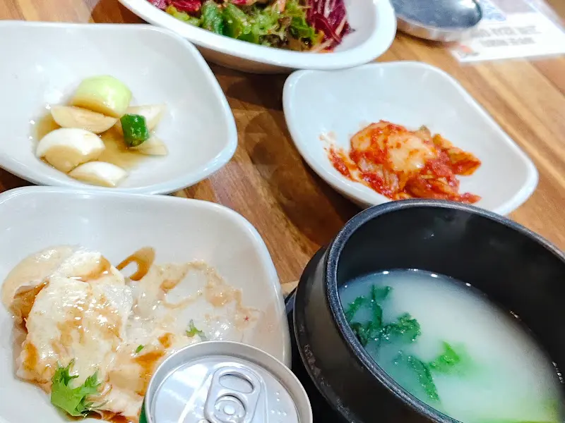 다채로운 밑반찬 구성