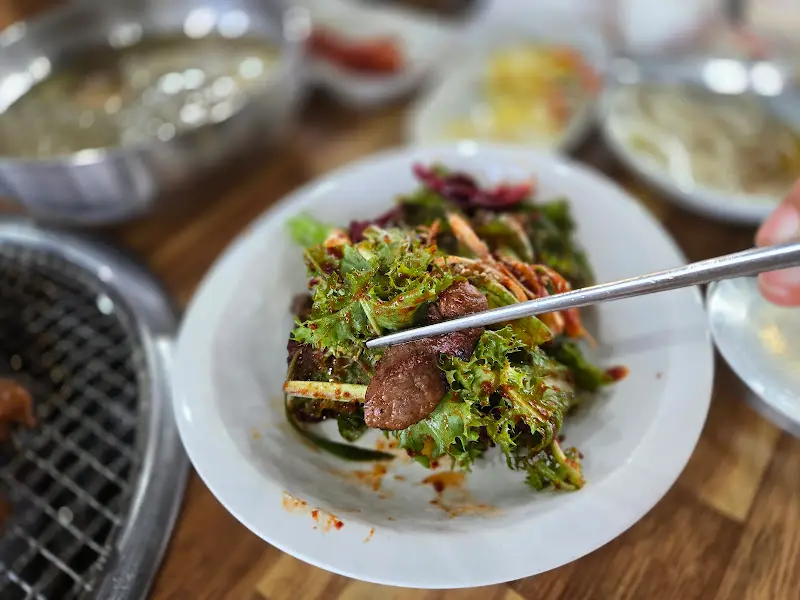 갈비와 샐러드의 조화