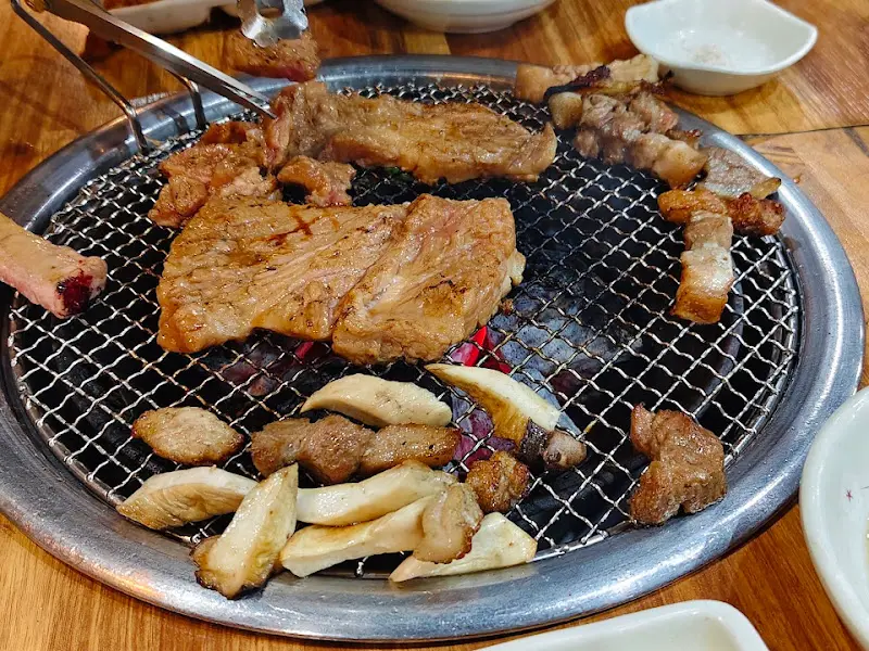 숯불 위에서 구워지는 돼지고기