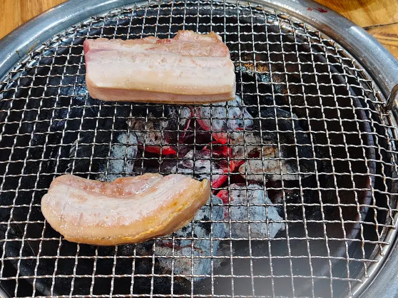 불판 위 돼지 오겹살