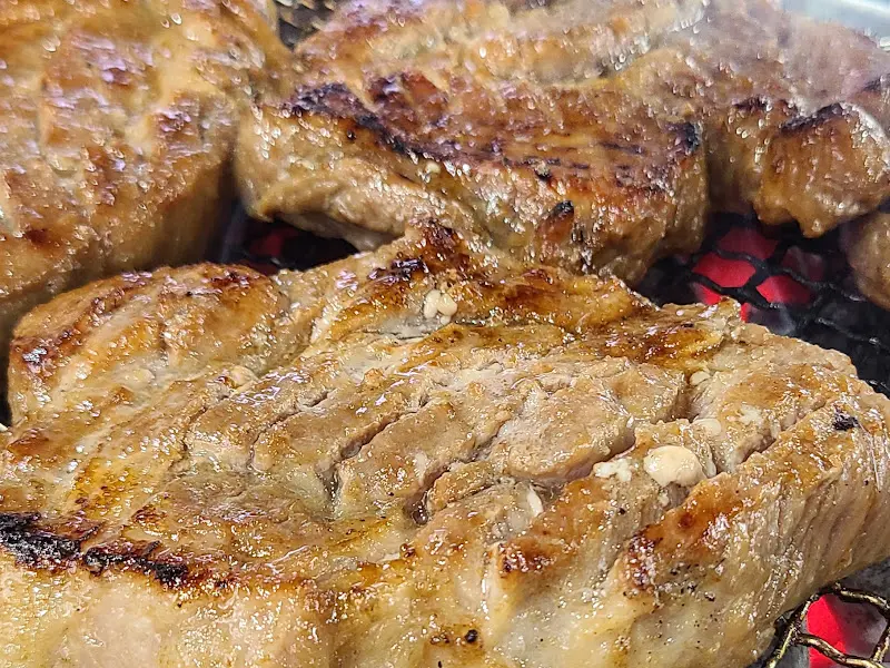 숯불 위에서 익어가는 돼지갈비