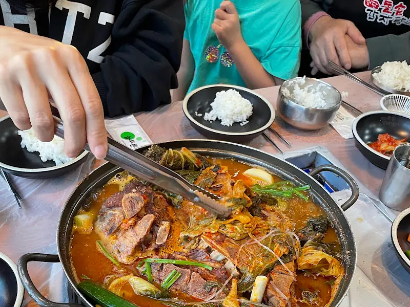 감자탕 먹는 모습