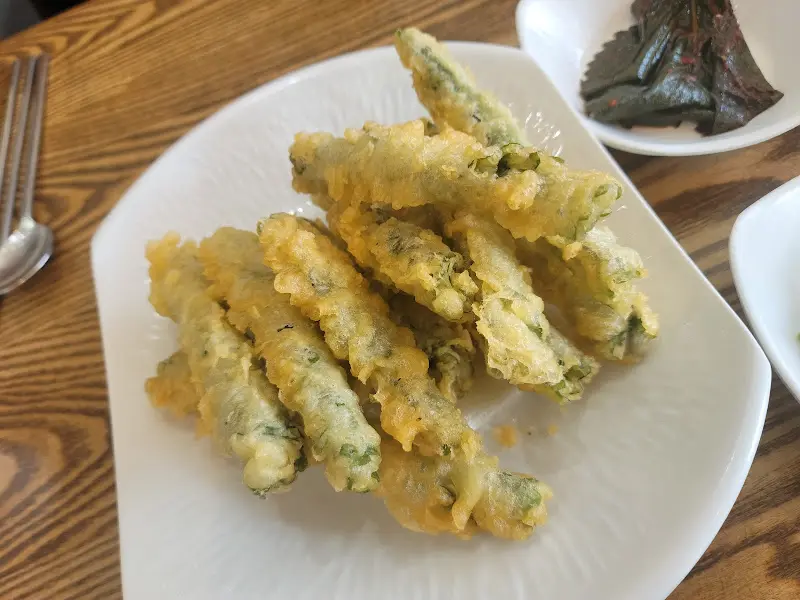 깻잎 향이 향긋한 추어튀김