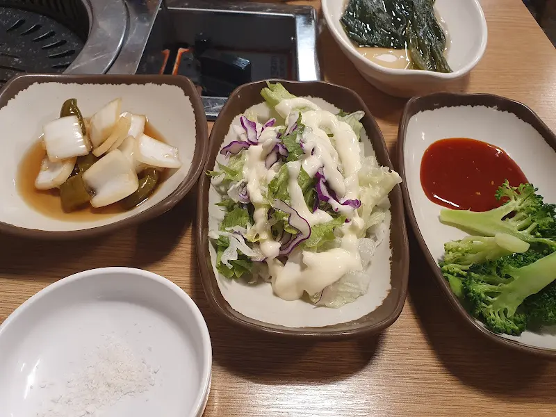 정갈하게 담겨 나온 밑반찬들