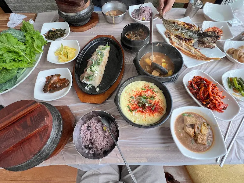 한 상 가득 차려진 쌈밥 정식