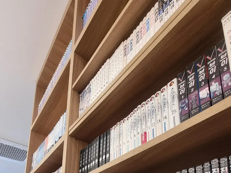 만화책이 가득한 책장