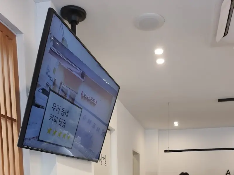 카페 내부 TV 화면