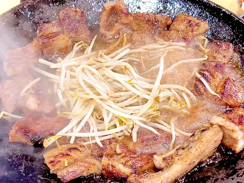 양념갈비와 숙주를 함께 볶는 모습